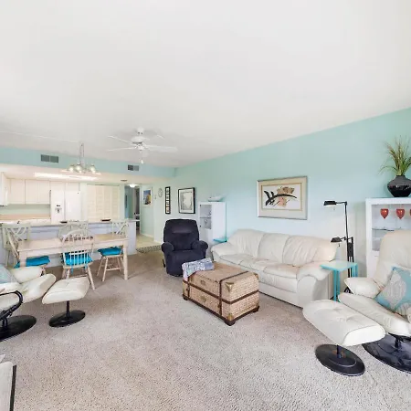 Pelican Watch 208, Sleeps 4, 2 Bedrooms, Beach Front, Pool, Elevator, Wifi